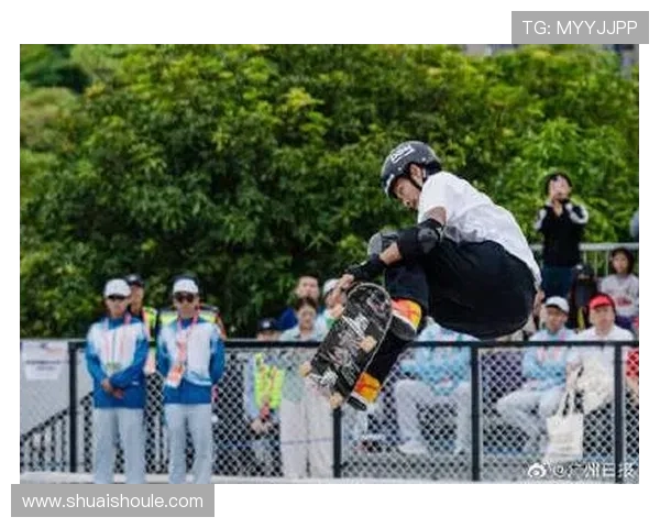 深圳滑板队以76分领跑滑板精英赛积分榜展现强劲实力 深圳滑板队以76分领跑滑板精英赛积分榜展现强劲实力